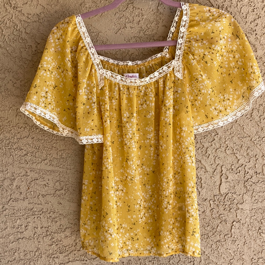 Candies Women’s Xs Short Sleeve Yellow Blouse With Lace Trim.